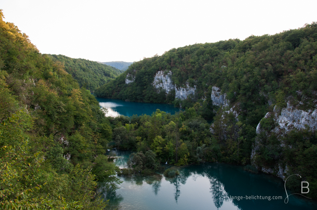 Übersicht über den Nationalpark der Plitvicer Seen. Zwischen den Bergen und den Wäldern erstrecken sich die Plitvicer Seen mit ihrem türkisem Schimmer.