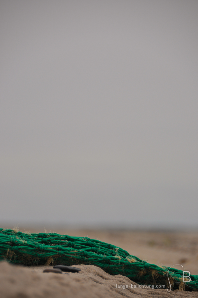 Ein Fischernetz liegt am Strand. Es ist altes Strandgut, dass nicht mehr benötigt wird.