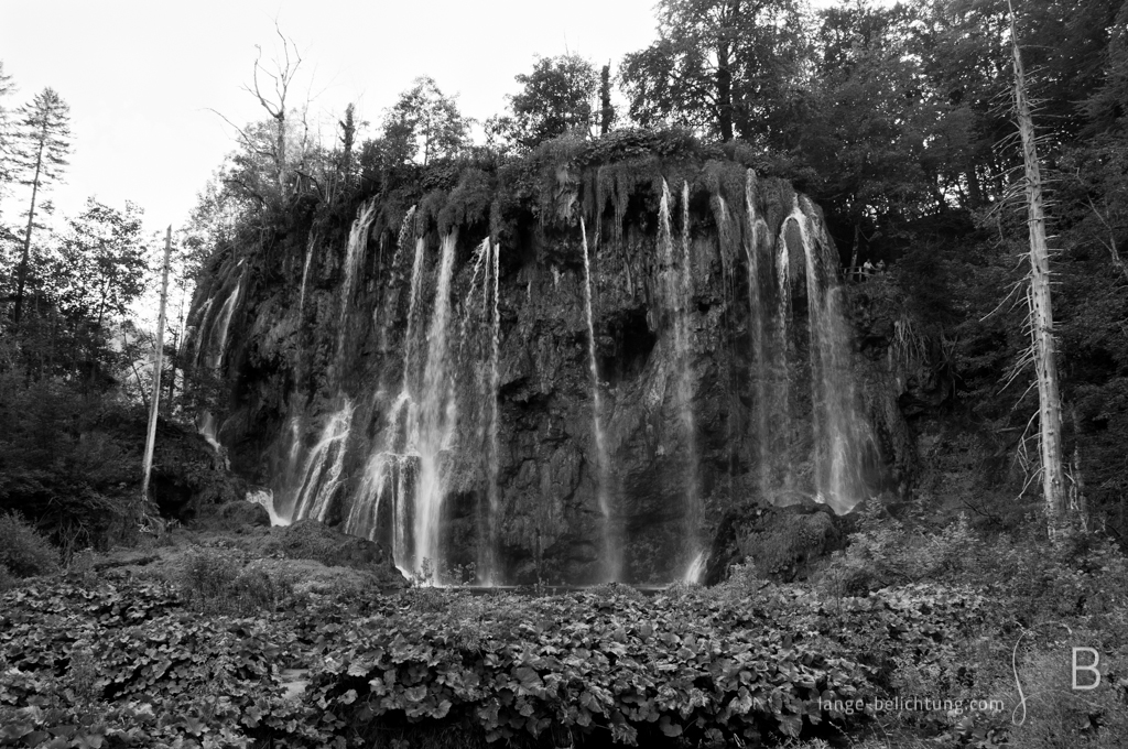 Die wohl bekanntesten Wasserfälle der Plitvicer Seen stürzen sich über einen großen Felsen. Der Wasserfall an den oberen Seen wird Galovacki buk genannt.