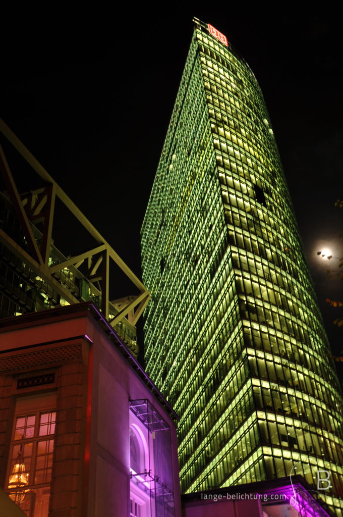 In später Nacht ist der Bahn Tower am Potsdamer Platz immer noch hell erleuchtet.