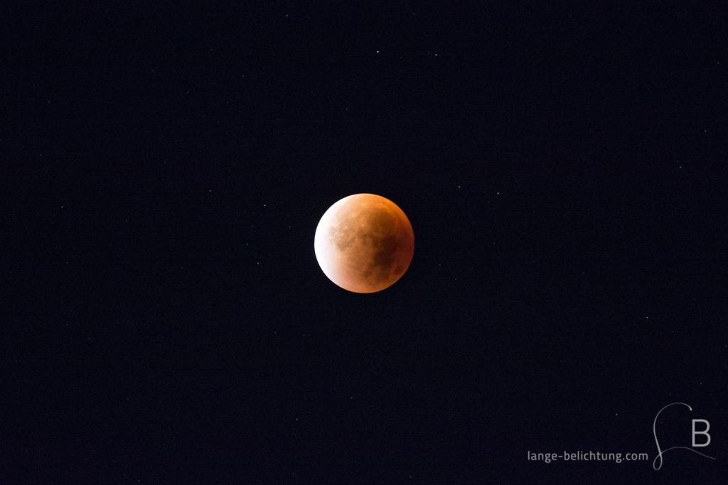 Die Mondfinsternis lässt im September den Vollmond blutrot erscheinen. Daher stammt auch der Name Blutmond - ein beeindruckendes Schauspiel, während die Sterne am Himmel funkeln.